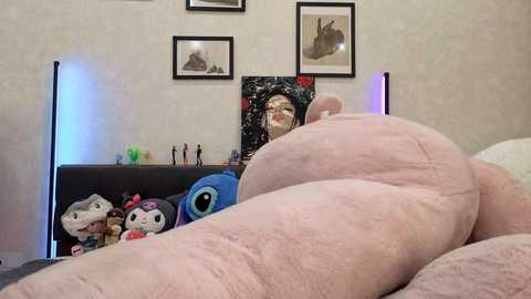 jenie_fire Cam Show from 2025-10-22 20:36