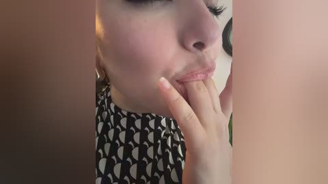 sukhakunis1 Cam Show from 2025-12-05 18:23